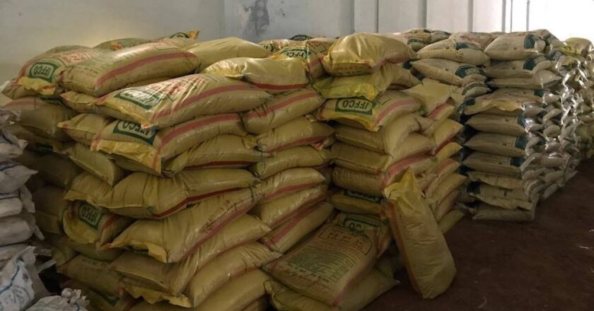 यूरिया का अवैध भंडारण, बेचने वालों पर छापा, 860 बैग जब्त