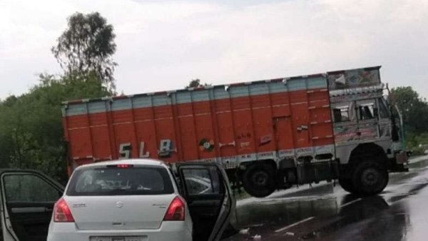 उन्नाव में बड़ा हादसा, ट्रक की टक्कर से कार सवार 4 लोगों की दर्दनाक मौत