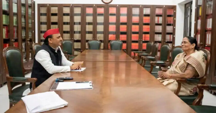 यूपी मिशन 2022: अखिलेश की ‘साइकिल’ पर सवार हुईं केंद्रीय मंत्री अनुप्रिया पटेल की मां कृष्णा, सीटों पर फैसला जल्द