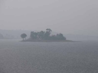 अरब सागर के सिस्टम से बादल छाए, अब कोहरे का पहरा