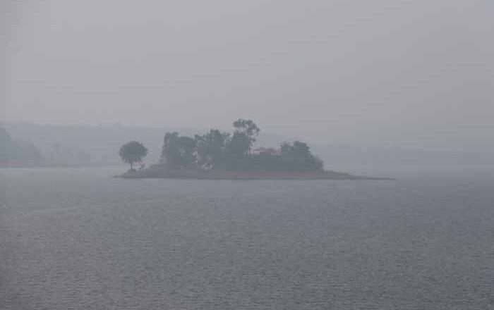 अरब सागर के सिस्टम से बादल छाए, अब कोहरे का पहरा