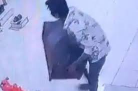 भगवान के चोर ने पहले पैर छुए, फिर दान-पेटी चुराकर हो गया फरार
