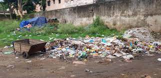 दिल्ली: हरदेव नगर में गंदा नाला बना डंपिंग ग्राउंड, बदबू से लोगों का सांस लेना मुश्किल