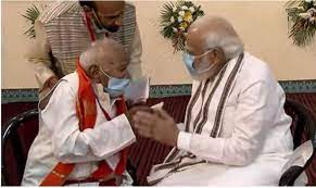 मैदान मंच पर वयोवृद्ध भाजपा नेता लक्ष्मीरायण गुप्ता नन्नाजी को देख पहुंचे मोदी