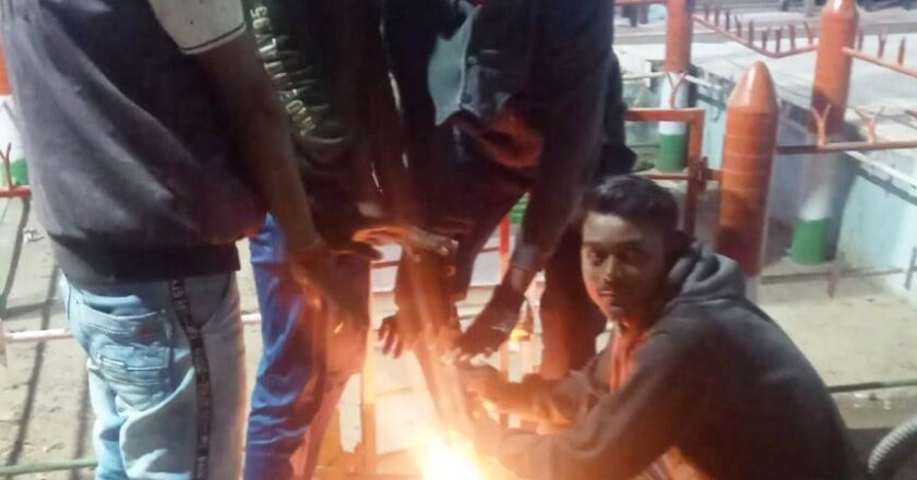 गौठान में बने गौकाष्ठ के अलाव दे रहे ठंड में राहत