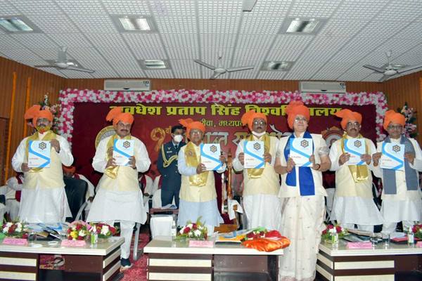 विद्यार्थी समाज में न्यायवान, ज्ञानवान और आदर्श नागरिक के रूप में अपनी पहचान बनाएँ – राज्यपाल पटेल