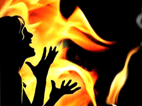 छेड़छाड़ से तंग आकर छात्रा ने खुदकुशी की कोशिश ,90 % झुलसी
