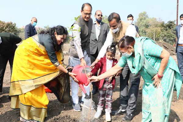बच्चों को प्रारंभिक अवस्था से ही पर्यावरण के प्रति जागरूक करना आवश्यक : मुख्यमंत्री चौहान
