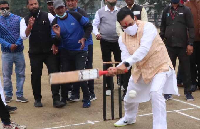 गृह मंत्री डॉ. मिश्रा ने 5वें टी-20 मास्टर कप (वेटरन) का शुभारंभ किया