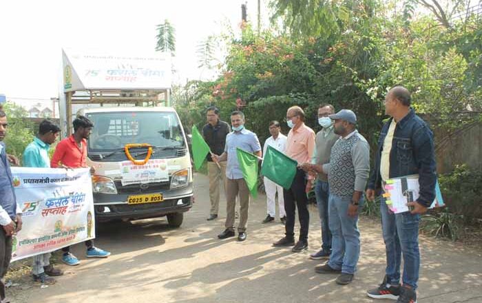 फसल बीमा सप्ताह अभियान हेतु बीमा रथ रवाना