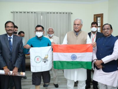 मुख्यमंत्री बघेल ने दिव्यांग पर्वतारोही चित्रसेन साहू को 12 लाख 60 हजार रूपए की राशि का चेक प्रदान किया