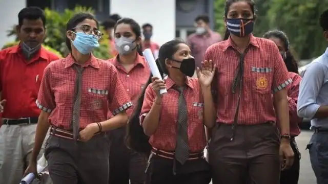 यूपी बोर्ड के टॉपरों को मिला फ्री टैबलेट, जानें साथ में मिला कितने-कितने रुपये का चेक