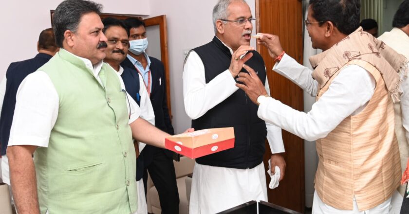 मुख्यमंत्री भूपेश बघेल को नगरीय निकाय चुनाव में ऐतिहासिक जीत पर जनप्रतिनिधियों ने दी बधाई