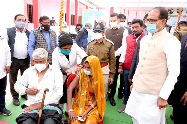 मुख्यमंत्री चौहान ने किया वैक्सीनेशन केन्द्र का निरीक्षण