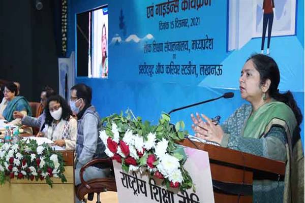 विद्यार्थी की सोच व्यापक करने और मार्गदर्शन के लिये कैरियर काउंसलिंग आवश्यक