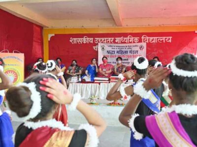 श्रद्धा महिला मंडल द्वारा शासकीय हायर सेकेंडरी स्कूल, चांटीडीह में छात्रों को गर्म स्वेटर का वितरण