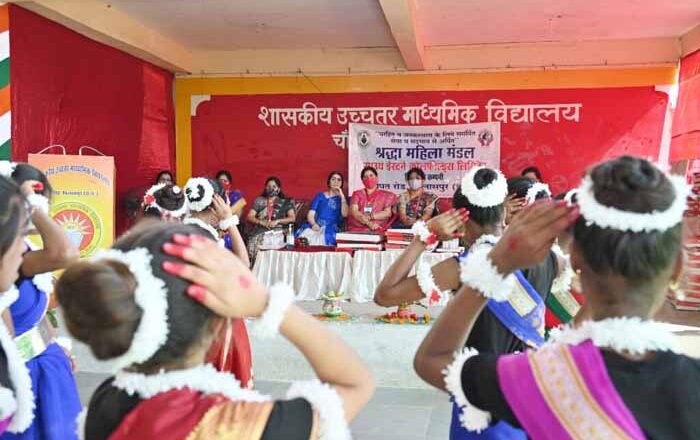 श्रद्धा महिला मंडल द्वारा शासकीय हायर सेकेंडरी स्कूल, चांटीडीह में छात्रों को गर्म स्वेटर का वितरण