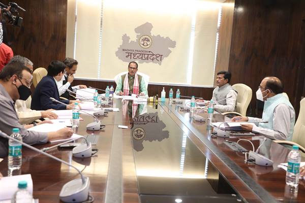 सिंचाई परियोजनाओं का कार्य तेज गति से पूरा करें : मुख्यमंत्री चौहान