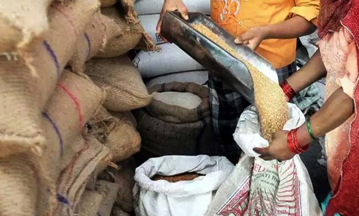 कम गुणवत्ता वाला अनाज बांटने पर पीडीएस की दुकान हुई सील