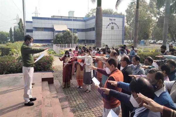 प्रबंध संचालक सहित बिजली कार्मिकों ने ली ऊर्जा संरक्षण की शपथ