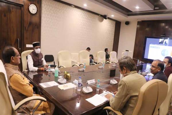 एक-एक व्यक्ति को ढूँढकर लगाये कोरोना का टीका- मुख्यमंत्री चौहान