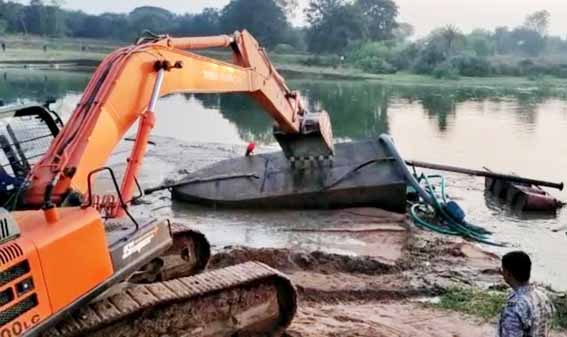 अवैध रेत खनन पर सख्त हुई सरकार , तीन पनडुब्बी नष्ट, माफिया में हड़कंप