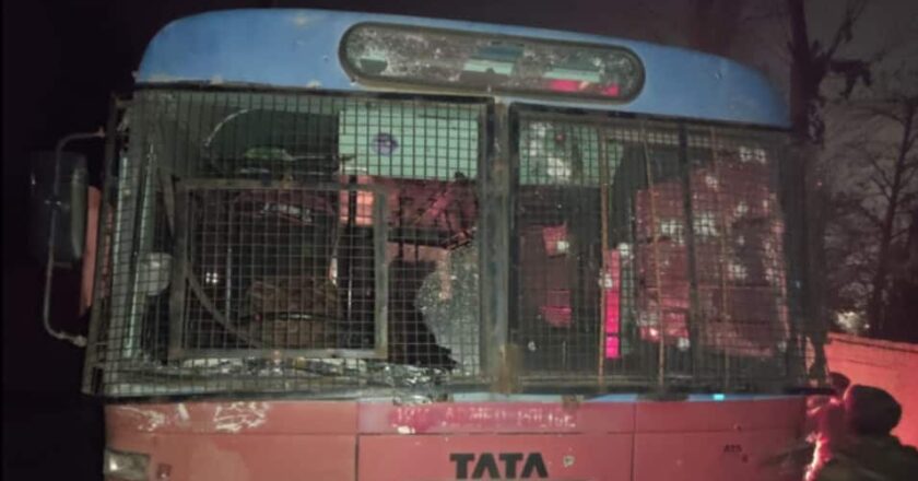 श्रीनगर में आतंकियों ने पुलिस बस पर किया हमला , 2 जवान शहीद, 14 घायल