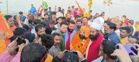 अमृत महोत्सव यात्रा में उमड़ी समर्थकों की भारी भीड़