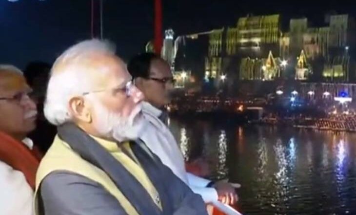 मुख्यमंत्री चौहान बनारस में गंगा आरती में हुए शामिल