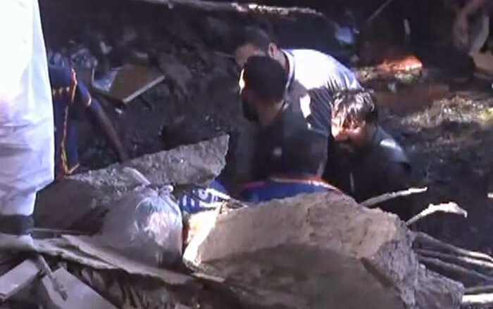 कराची में बड़ा धमाका, 12 लोगों की मौत,नाले में बनी गैस से उड़ी इमारत?