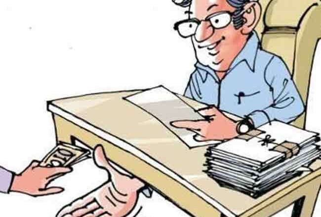 नीमच में रिश्वतखोर पटवारी रंगे हाथों पकड़ाया