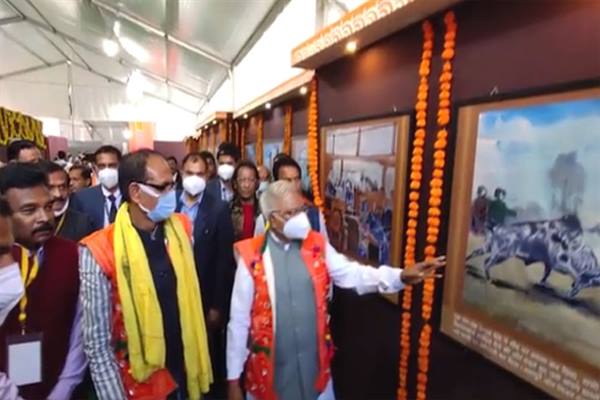 राज्यपाल पटेल एवं मुख्यमंत्री चौहान ने चित्र प्रदर्शनी का किया अवलोकन