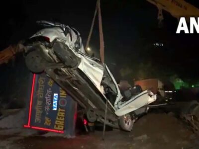 कार के ऊपर गिरा तेज रफ्तार ट्रक, पति-पत्नी सहित छह साल की मासूम की मौत