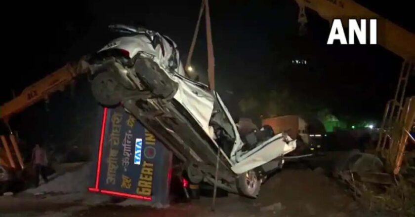 कार के ऊपर गिरा तेज रफ्तार ट्रक, पति-पत्नी सहित छह साल की मासूम की मौत