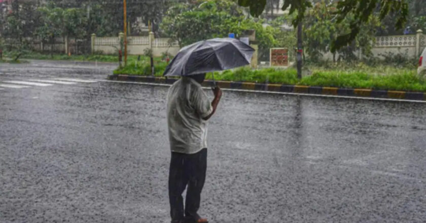 दिल्ली के अलग-अलग हिस्सों में आज हो सकती है हल्की बारिश, चार डिग्री तक गिरेगा तापमान, बढ़ेगी ठंड