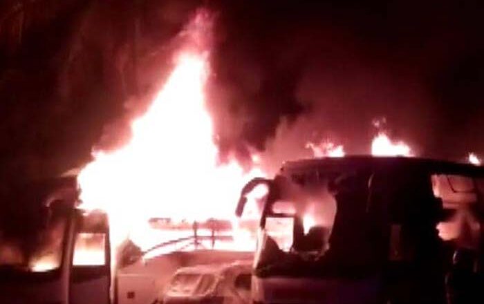 40 BMW कारें आग में स्वाहा हो गईं, शोरूम में लगी आग पर 10 फायर इंजन ने घंटों मशक्कत के बाद पाया काबू