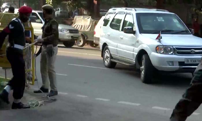 CDS बिपिन रावत के घर पहुंचे राजनाथ सिंह