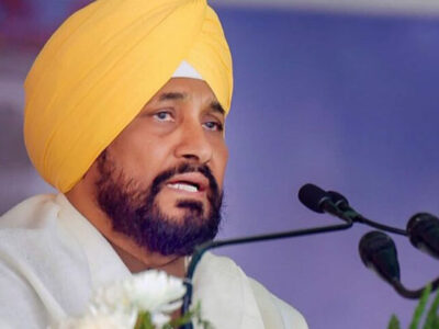 गुरदासपुर: सीएम के कार्यक्रम में कुर्सियां खाली, मुख्यमंत्री चन्नी मंच से दो मिनट बोलने के बाद लौटे