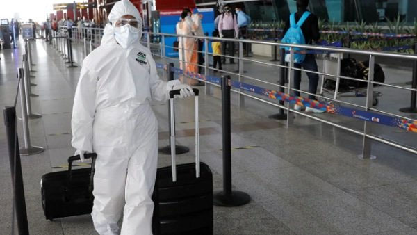 ओमिक्रॉन कोरोना का बढ़ रहा है खतरा, क्रिसमस के हफ्ते में दुनियाभर में 11,500 फ्लाइट्स रद्द