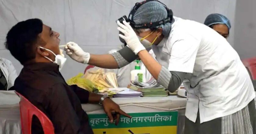 डेढ़ दिन में दोगुना हो रहे ओमिक्रॉन के मामले, साइंटिस्ट्स को अब सुपर वैरिएंट का डर