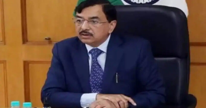 विपक्षी दलों की EC से मांग, केंद्रीय सुरक्षा बलों की निगरानी में समय पर हों चुनाव, कांग्रेस बोली- दूर रहे यूपी पुलिस