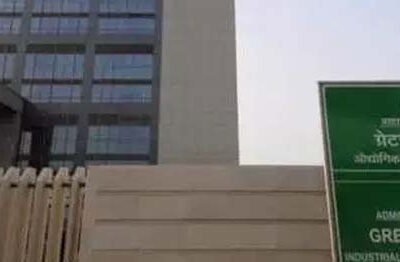 किसानों का ग्रेटर नोएडा प्राधिकरण आफिस के बाहर हंगामा, मेट्रो के बाहर लगा दी जेसीबी