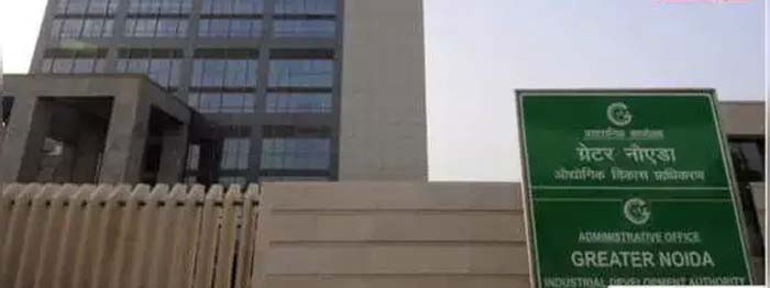 किसानों का ग्रेटर नोएडा प्राधिकरण आफिस के बाहर हंगामा, मेट्रो के बाहर लगा दी जेसीबी