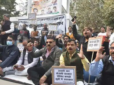 जीएसटी बढ़ाने के खिलाफ प्रदर्शन