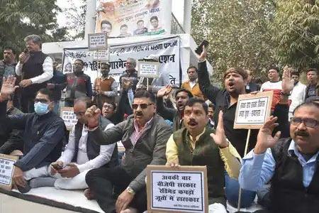 जीएसटी बढ़ाने के खिलाफ प्रदर्शन