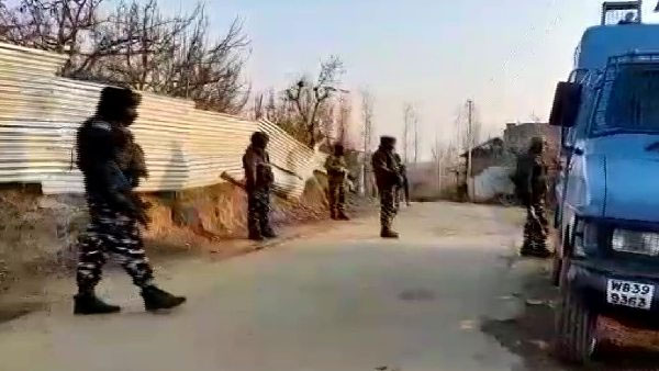 अनंतनाग में सुरक्षाकर्मियों और आतंकियों के बीच एनकाउंटर, एक आतंकी ढेर