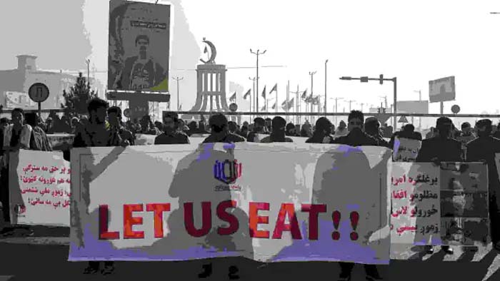 काबुल में बंद पड़े अमेरिकी दूतावास पर क्या करने पहुंची सैकड़ों लोगों की भीड़