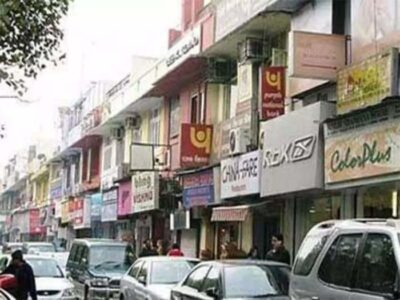 कोटला बाजार में बेतरतीव खड़े वाहनों से लग रहा जाम