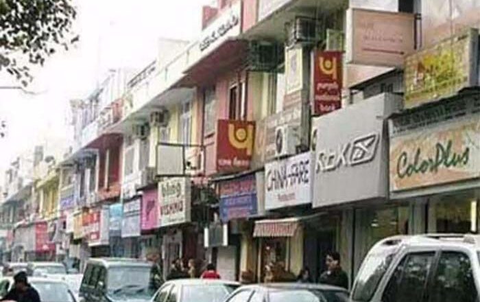 कोटला बाजार में बेतरतीव खड़े वाहनों से लग रहा जाम