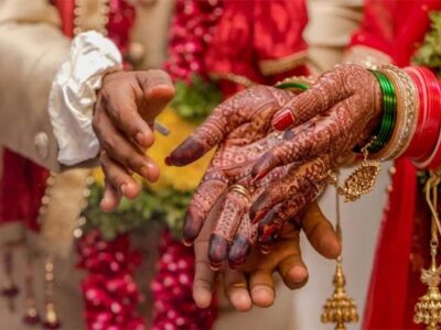 साड़ी पहन विदेशी दुल्हन ने देसी दूल्हे से रचाई शादी